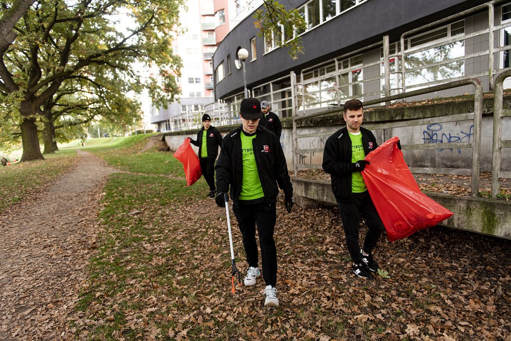 Část pardubického hokejového týmu vzala před zápasem na Spartě rukavice, velké plastové pytle a společně s pár fanoušky vyrazila uklízet břehy Labe.