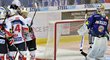 Pardubičtí hokejisté se radují z jedné z branek do sítě Vítkovic