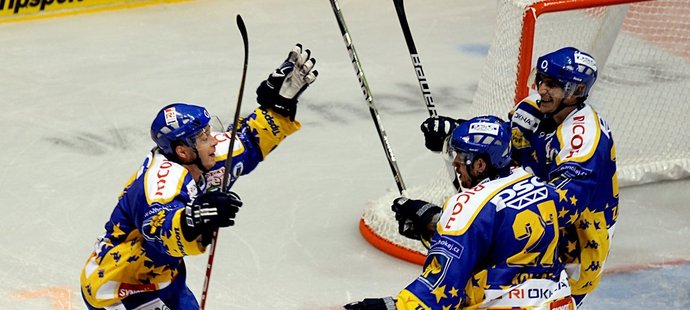 Hokejisté Zlína se radují z gólu Michala Důrase (vlevo)