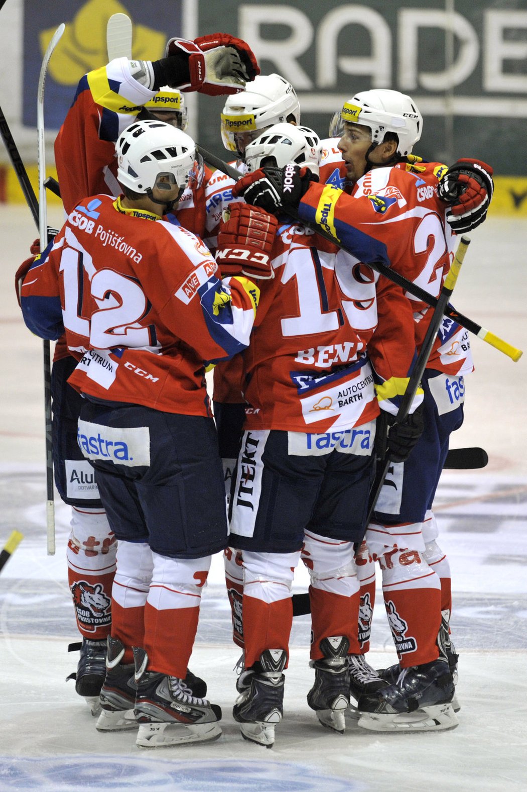 Pardubičtí hokejisté se radují z gólu do sítě Plzně