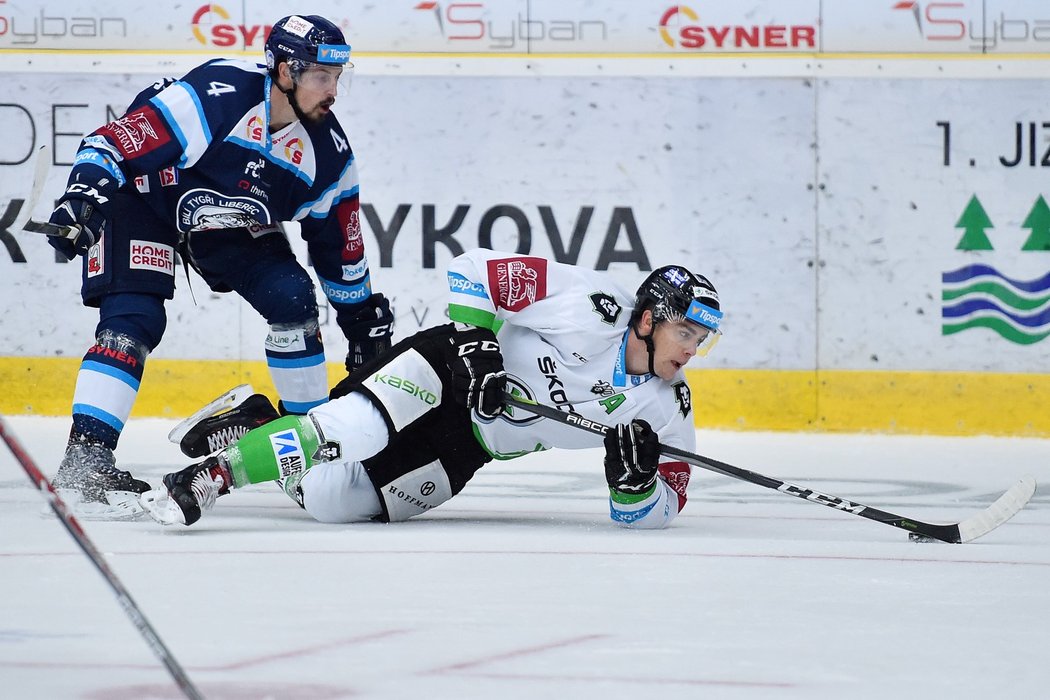 Liberecký bek Tomáš Mojžíš v souboji s Bruslařem Radanem Lencem