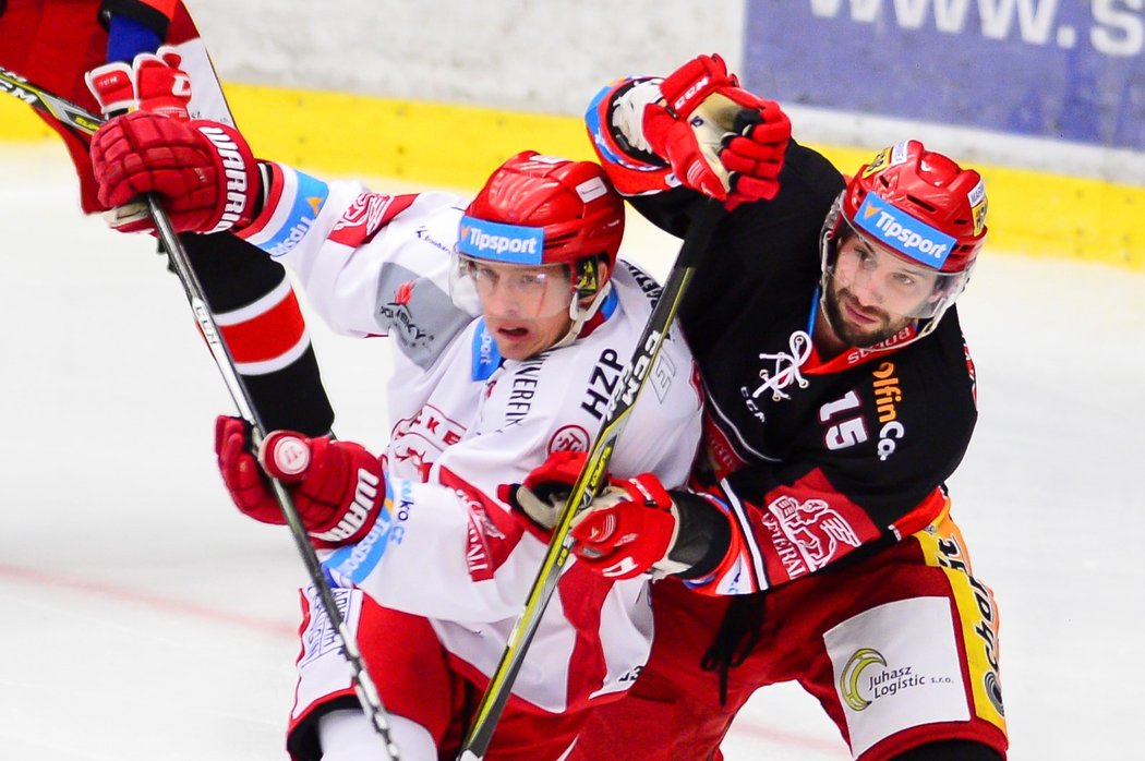 Třinecký útočník Daniel Rákos v souboji se slovinským obráncem Blažem Gregorcem z hradeckého Mountfieldu