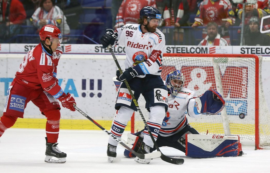 Brankář Vítkovic se Patrik Bartošák se snaží lapit kotouč v extraligovém derby s Třincem