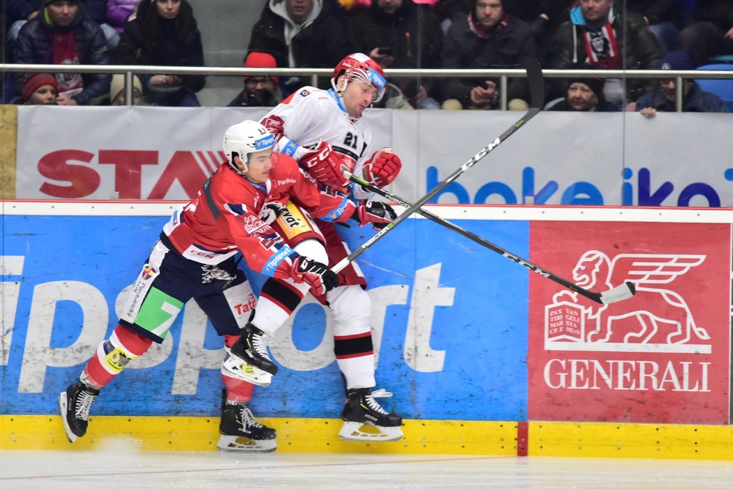 Jordann Perret (vlevo) a Tomáš Linhart (vpravo) během souboje v rámci 39. kola Tisport extraligy mezi Pardubicemi a Hradcem Králové