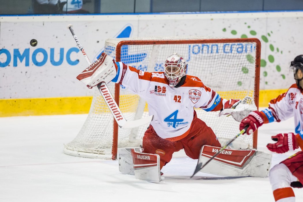 Olomoucký brankář Branislav Konrád vyrazil nebezpečnou střelu v prvním zápase předkola se Zlínem