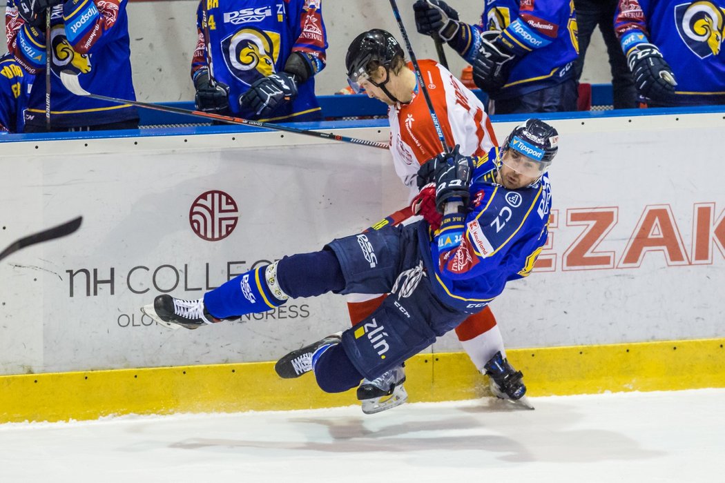 Zlínský bek Jakub Ferenc padá k ledu po souboji s Janem Švrčkem z Olomouce