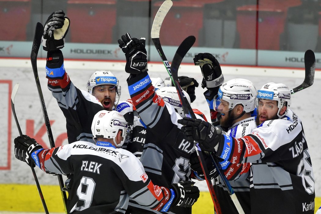 Karlovarští hokejisté se radují z vítězství v předkole play off