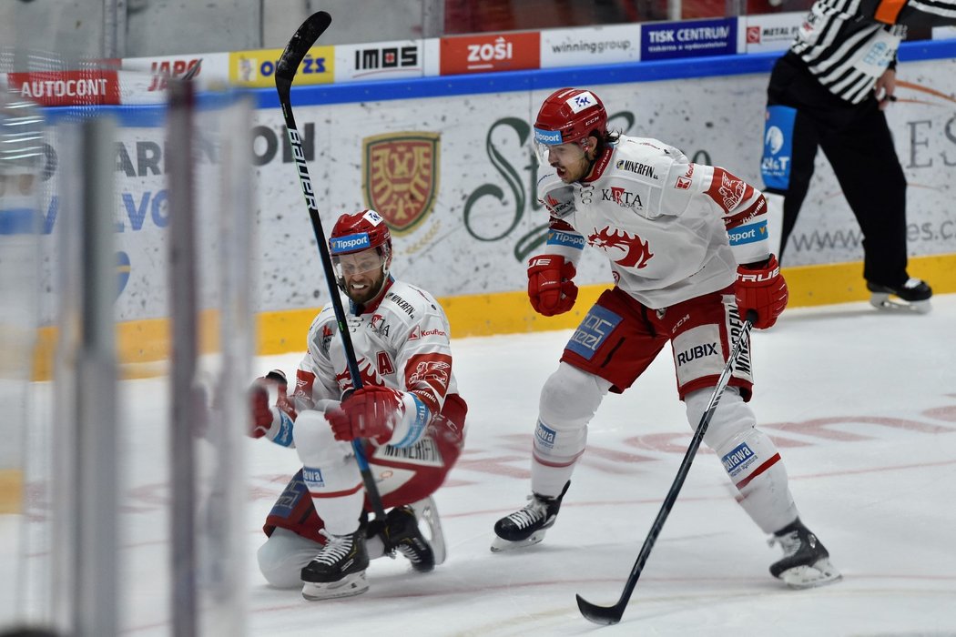 Třinecký kanonýr Martin Růžička (vlevo) oslavuje vstřelenou branku