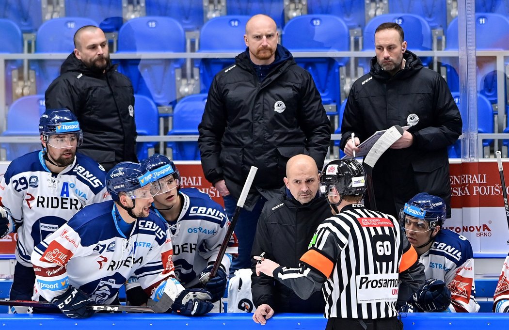 Vítkovická střídačka během utkání předkola