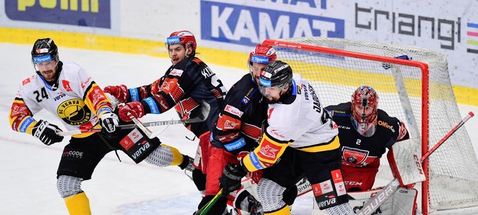 Hradečtí hokejisté drží dál soupeře z Litvínova od brány Marka Mazance