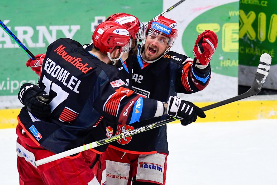 Hradečtí hokejisté se radují z gólu útočníka Petra Koukala (vpravo)