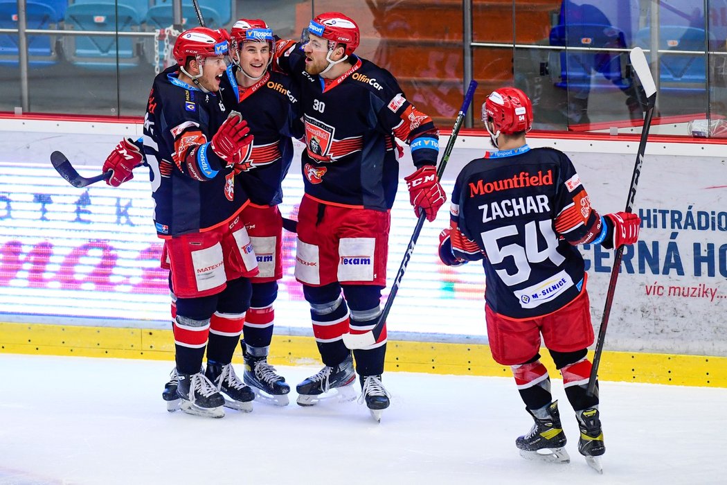 Hradečtí hokejisté se radují z gólu obránce Radima Šaldy (vlevo uprostřed)