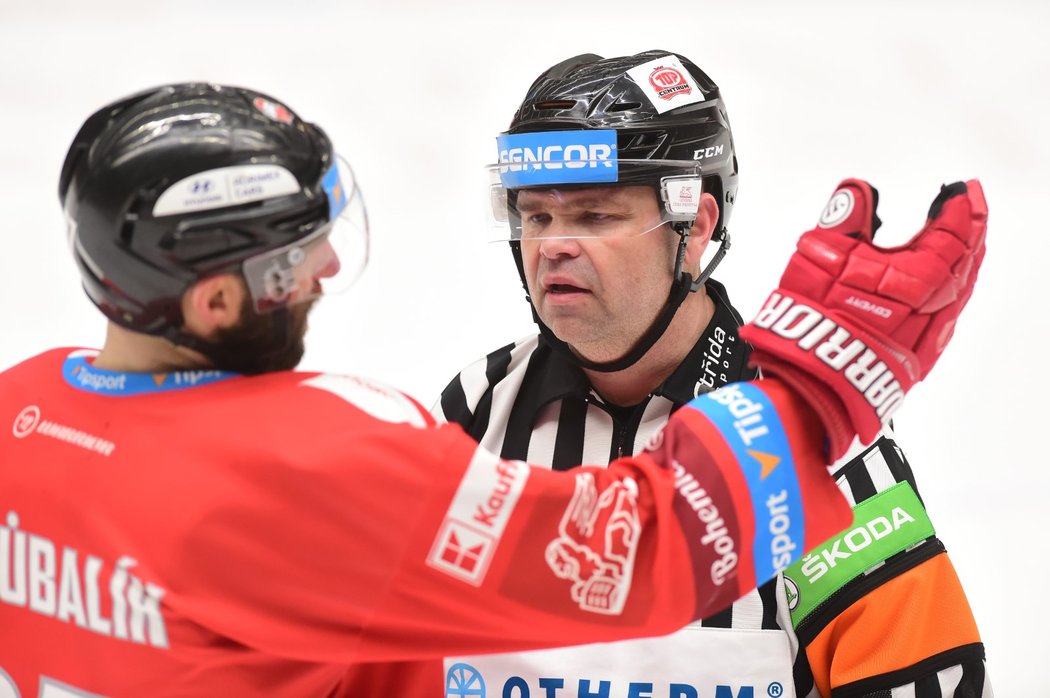 Kapitán Olomouce Martin Vyrůbalík protestuje proti rozhodnutí sudího Antonína Jeřábka