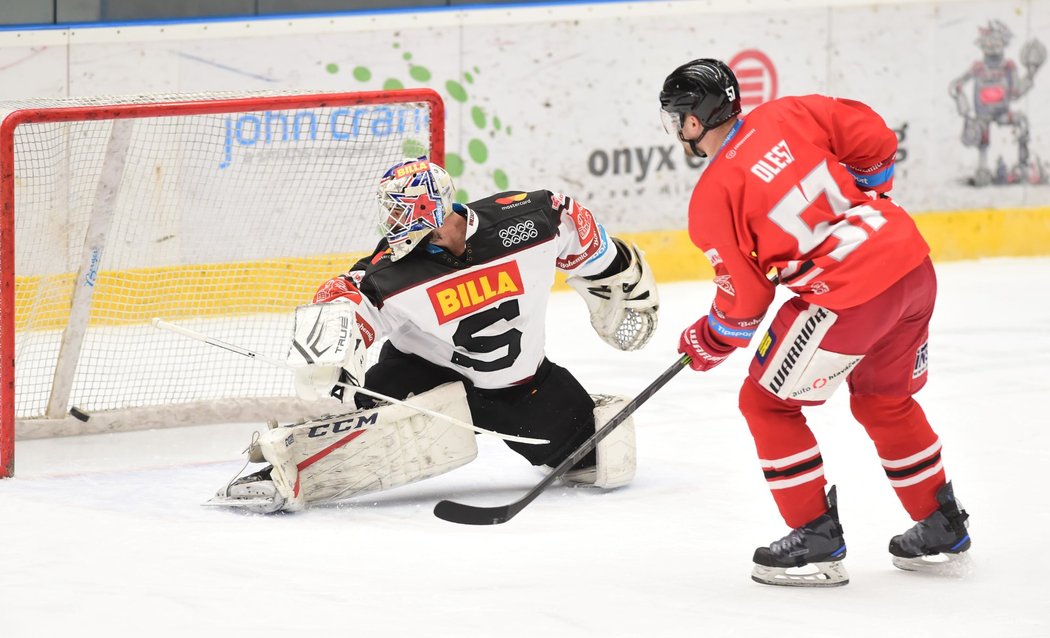 Olomoucký matador Rostislav Olesz překonává sparťanského brankáře Alexandera Saláka