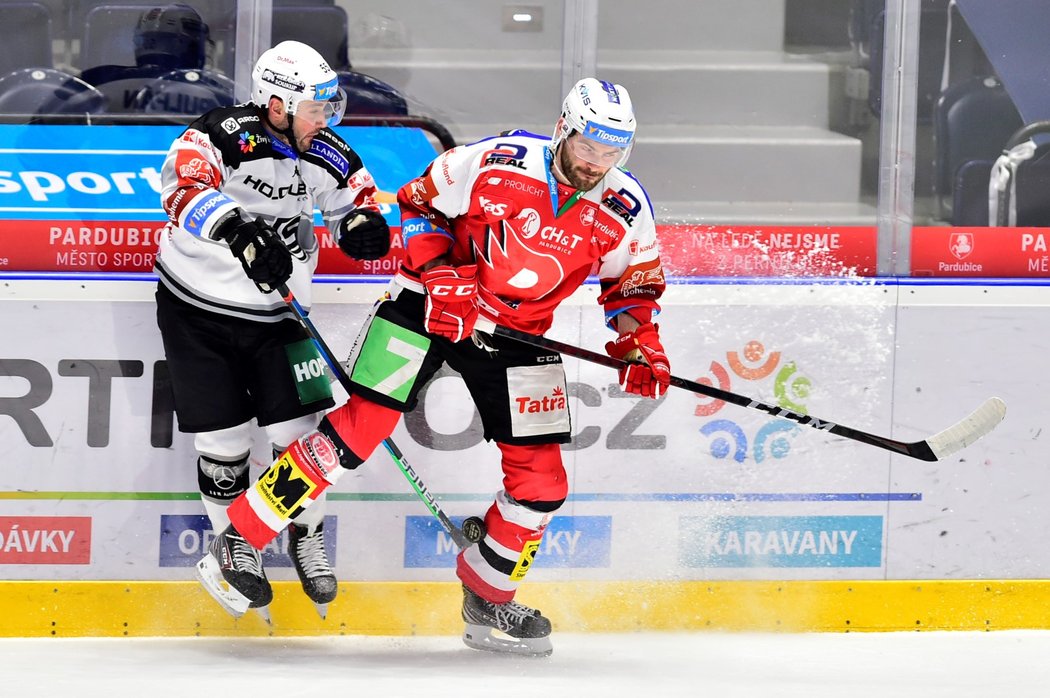 Pardubický útočník Robert Kousal v zápase s Karlovými Vary