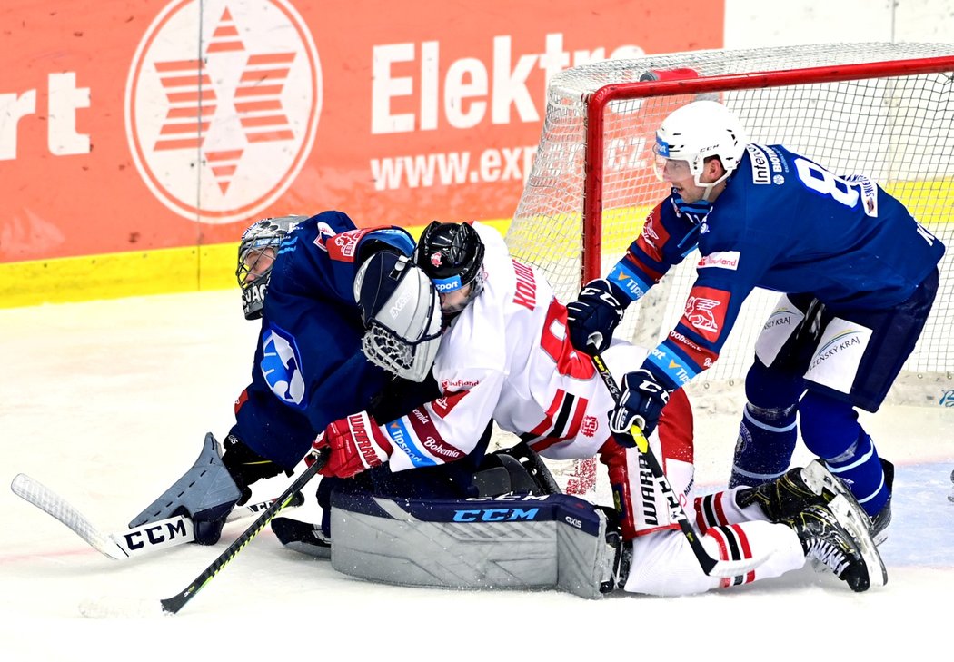 Plzeňský útočník Jaroslav Kracík naráží Petra Koloucha z Olomouce na brankáře Dominika Frodla