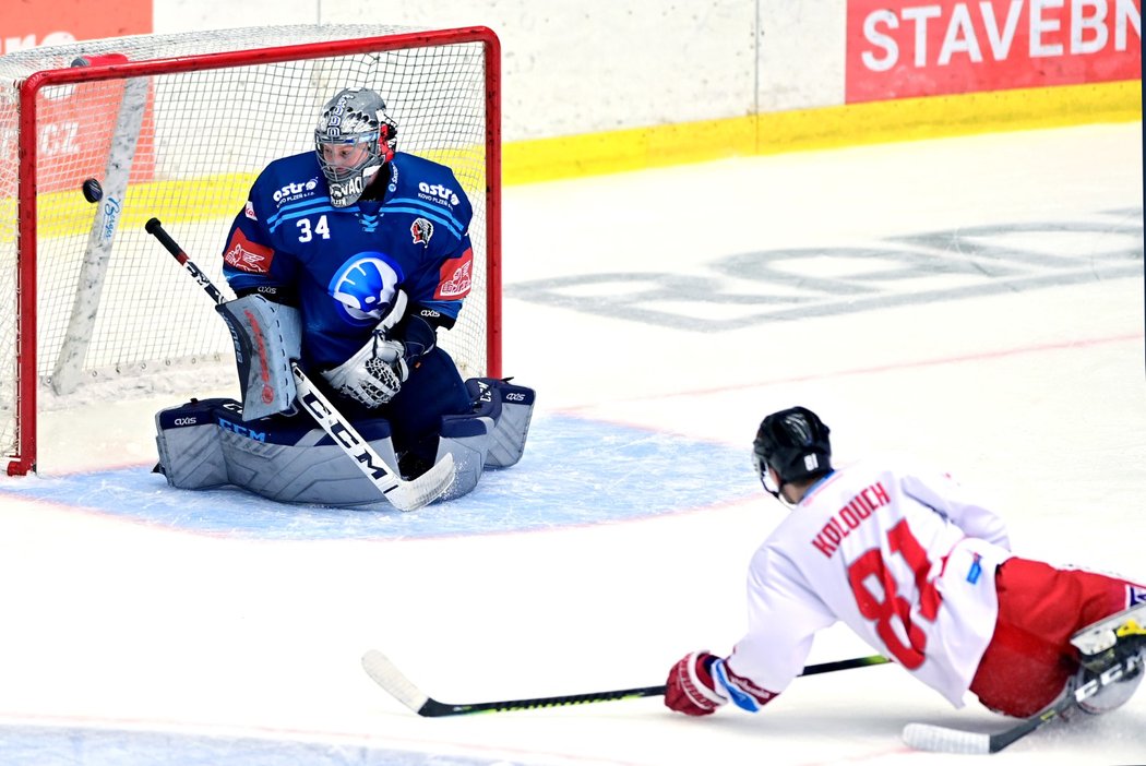 Brankář Plzně Dominik Frodl likviduje střelu Petra Koloucha z Olomouce