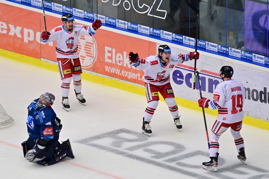 Olomoučtí hokejisté se radují z gólu za smutnícím plzeňským brankářem Dominikem Frodlem