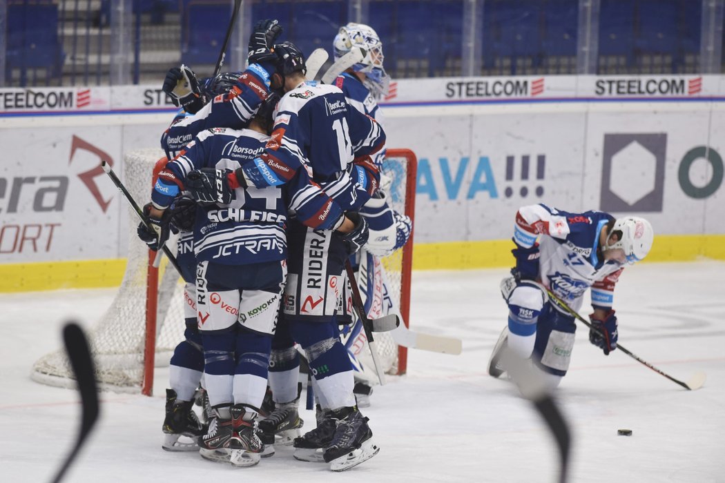 Vítkovičtí hokejisté se radují z gólu do brány Komety Brno