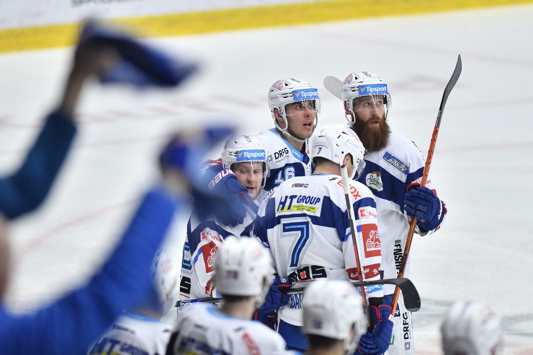Hokejisté Komety Brno se radují z gólu útočníka Luboše Horkého (vlevo)