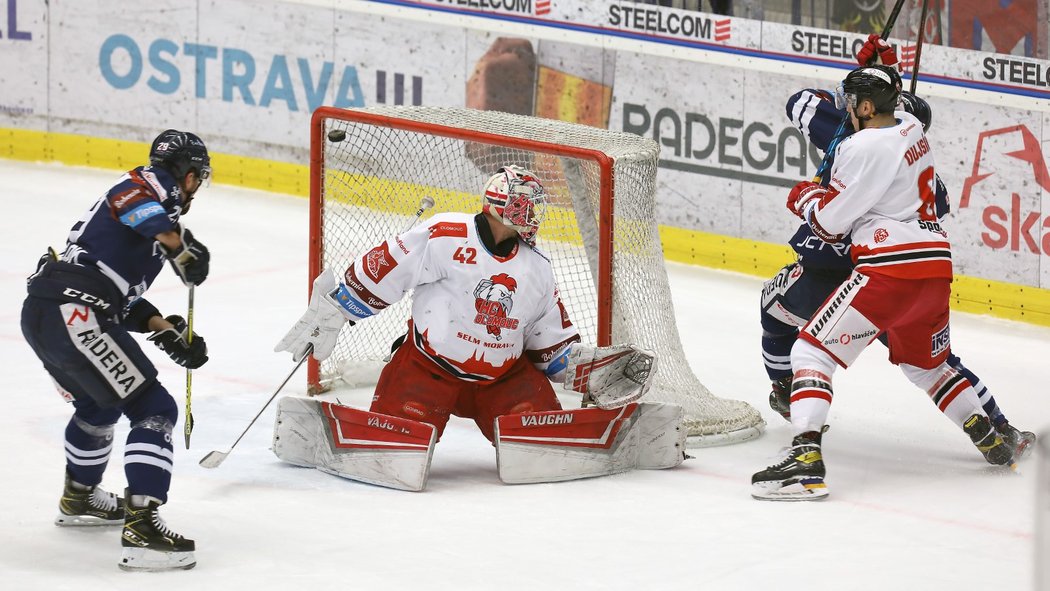 Olomoucký gólman Branislav Konrád inkasuje branku