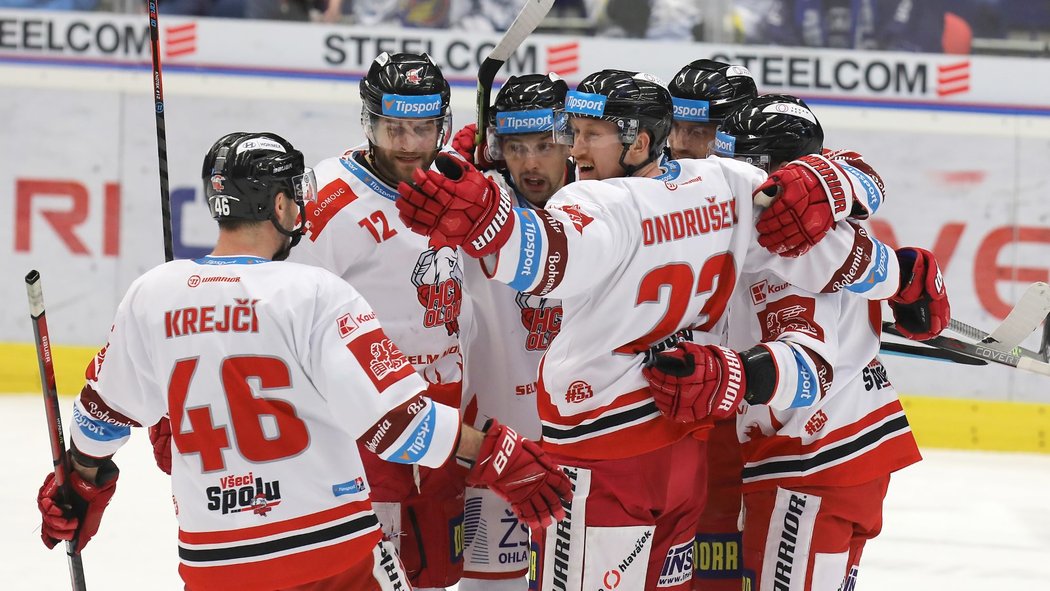 Olomoučtí hokejisté se radují z gólu kapitána Jiřího Ondruška (vpravo)