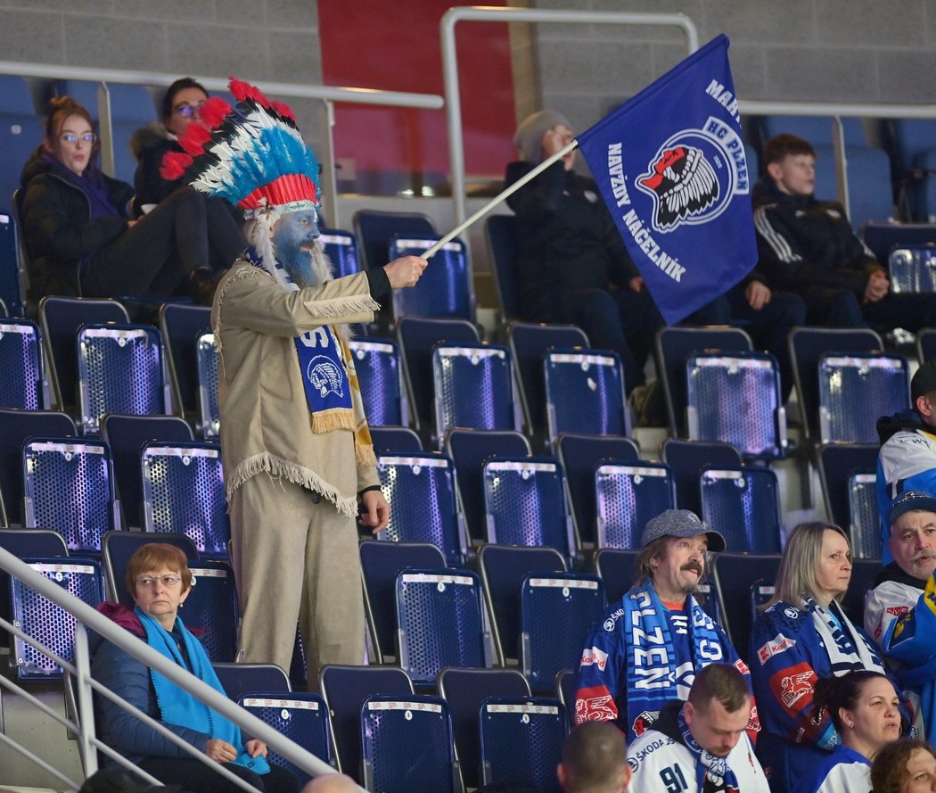 Plzeňský fanoušek během utkání předkola play off v Liberci