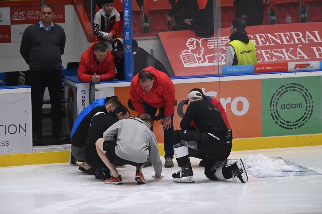 Práce na opravě rýhy v ledu, která komplikuje první zápas předkola play off mezi Olomoucí a Karlovými Vary