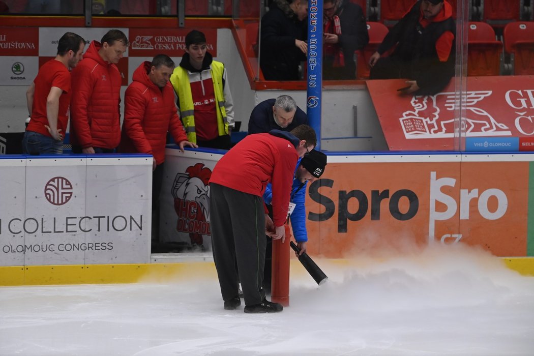 Pořadatelé v Olomouci pracují na opravě ledu