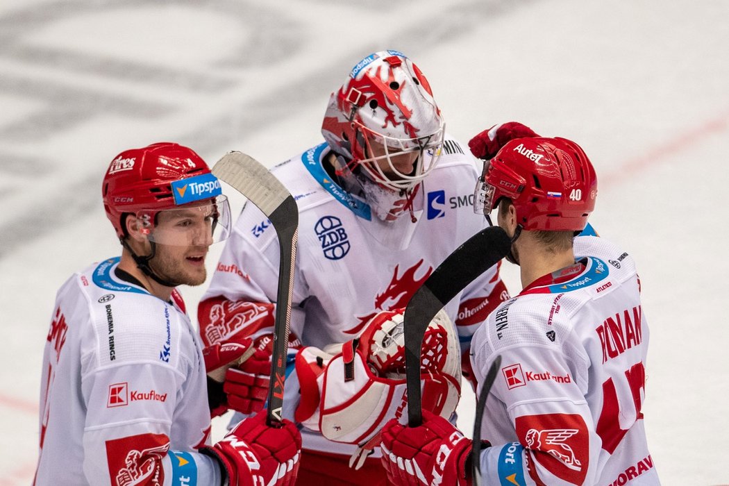 Třinecký brankář Marek Mazanec oslavuje s parťáky vítězný vstup do předkola play off