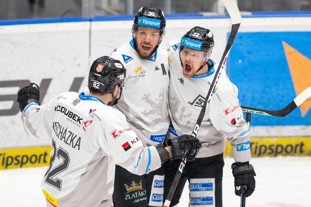 Karlovarští hokejisté se radují z gólu, ve kterém měli prsty Tomáš Rachůnek (uprostřed) a Dávid Gríger