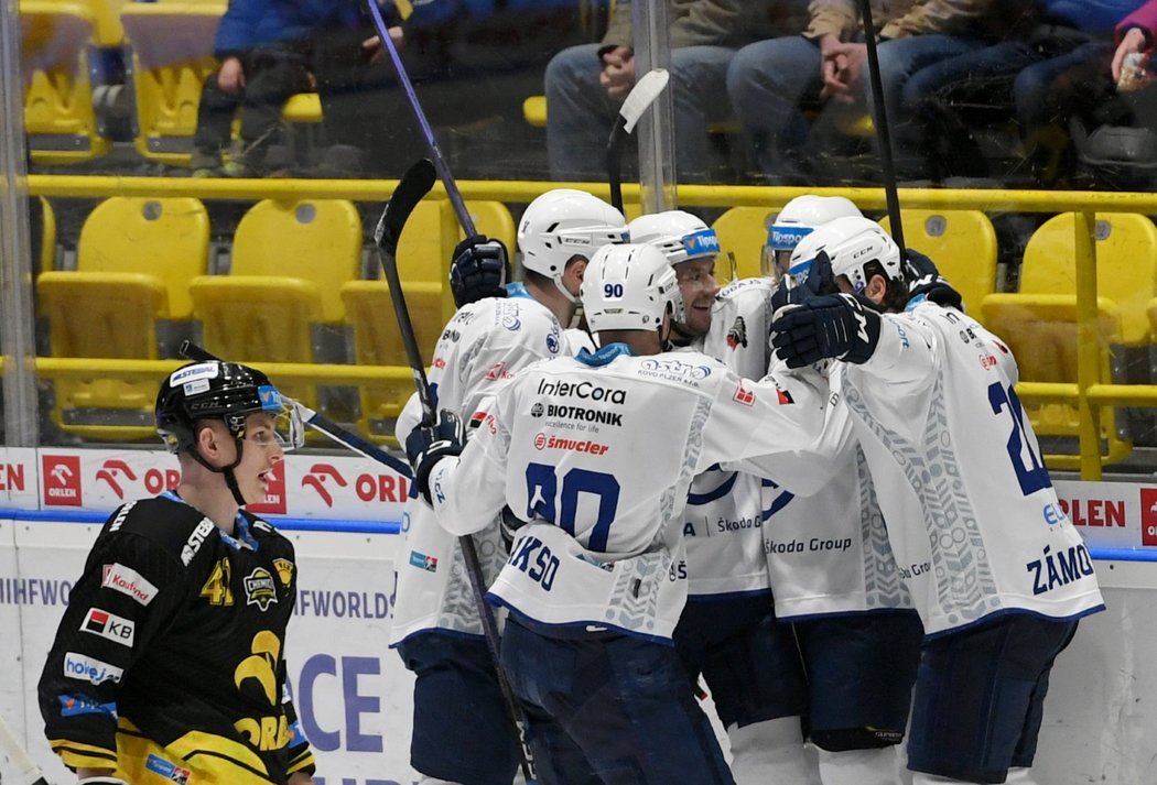 Plzeňští hokejisté se radují z gólu v Litvínově