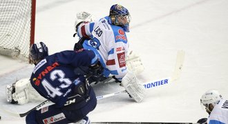 NEJ z Chomutov - Liberec. Sudí měnil brusli, zářil skvělý Laco