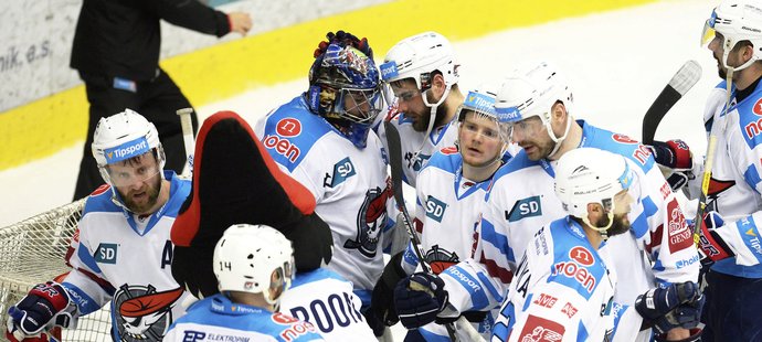 Hokejisté Chomutova porazili ve třetím semifinále play off extraligy Liberec 2:0 a snížili stav série na 1:2 na zápasy.