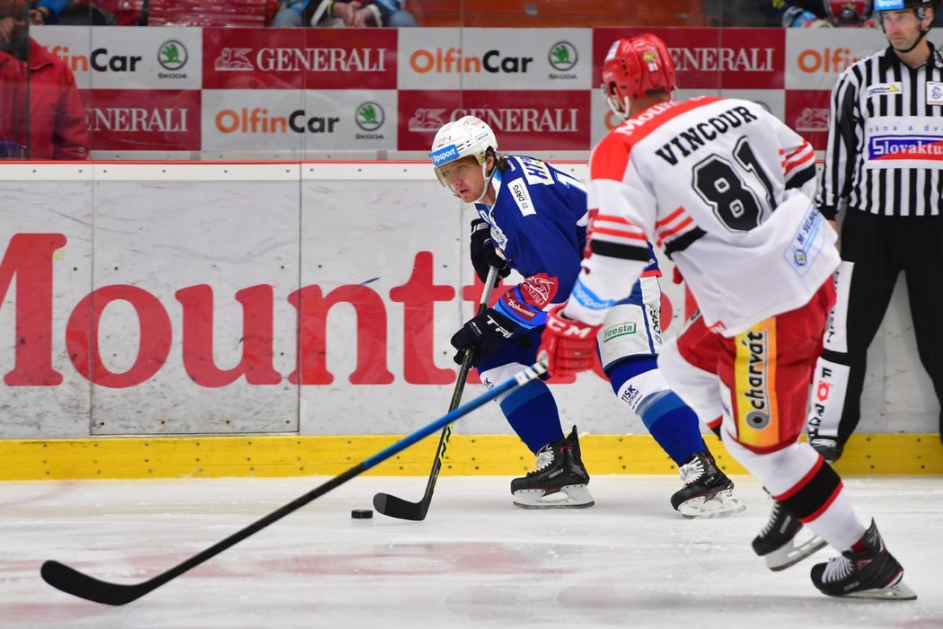 Brněnský matador Martin Erat zachytil, že se na něj valí hradecký útočník Tomáš Vincour