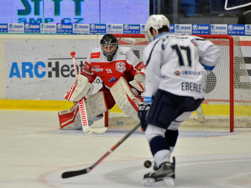 Plzeňský útočník Jan Eberle pálí na Jana Lukáše z Olomouce