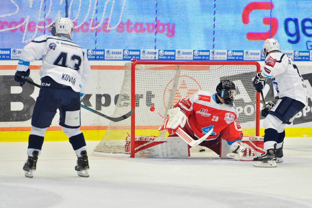 Plzeňský tahoun Jan Kovář překonává olomouckého gólmana Jana Lukáše