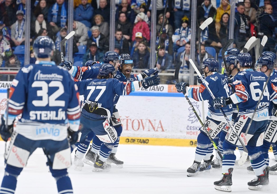 Vítkovičtí hokejisté oslavují postup do semifinále, o který se gólem postaral Peter Mueller (vlevo uprostřed)