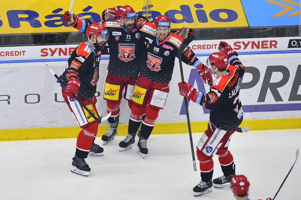 Hradečtí hokejisté se radují z gólu útočníka Matěje Chalupy (uprostřed)