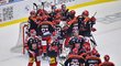 Hradečtí hokejisté oslavují druhou výhru v Liberci, po které je jediné vítězství dělí od postupu do semifinále