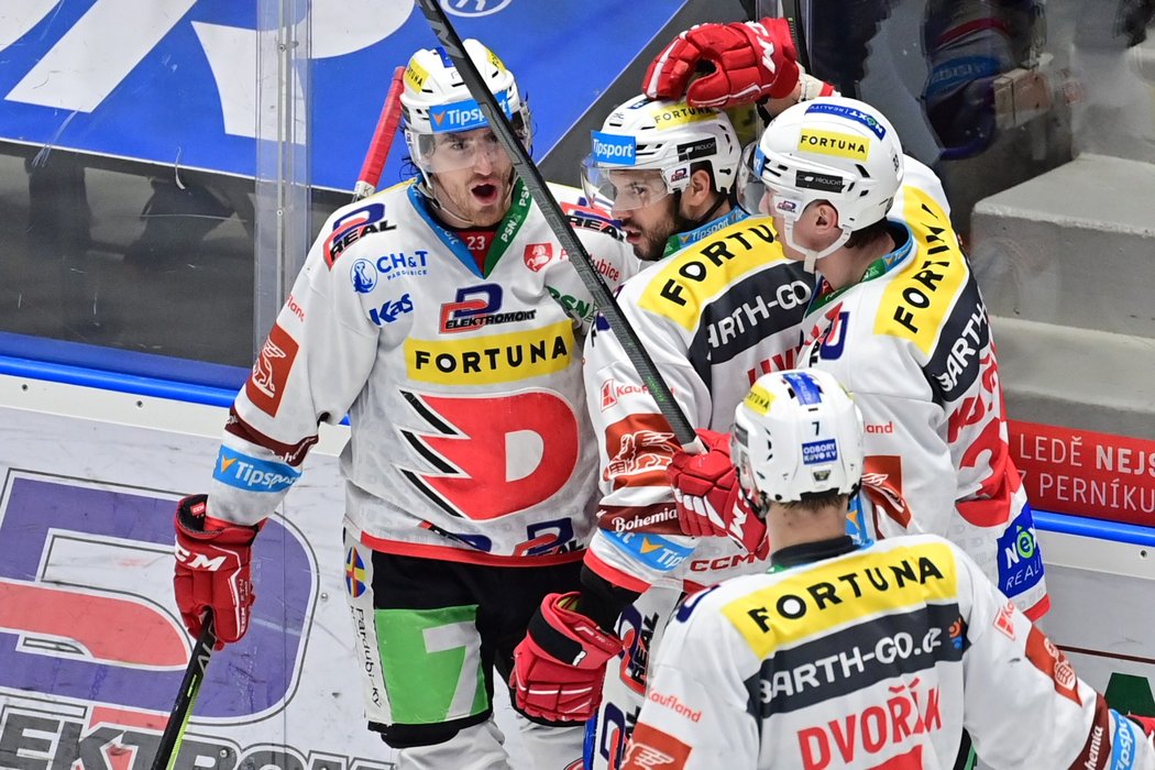 Hokejisté Pardubic slaví gól útočníka Tomáše Hyky (uprostřed)