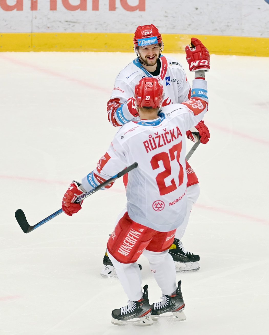 Třinecký útočník Libor Hudáček se raduje z parádní trefy ve čtvrtfinále play off