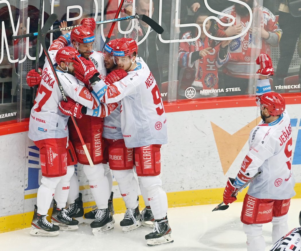 Třinečtí hokejisté se radují ze vstřelené branky útočníka Tomáše Marcinka (vlevo uprostřed)