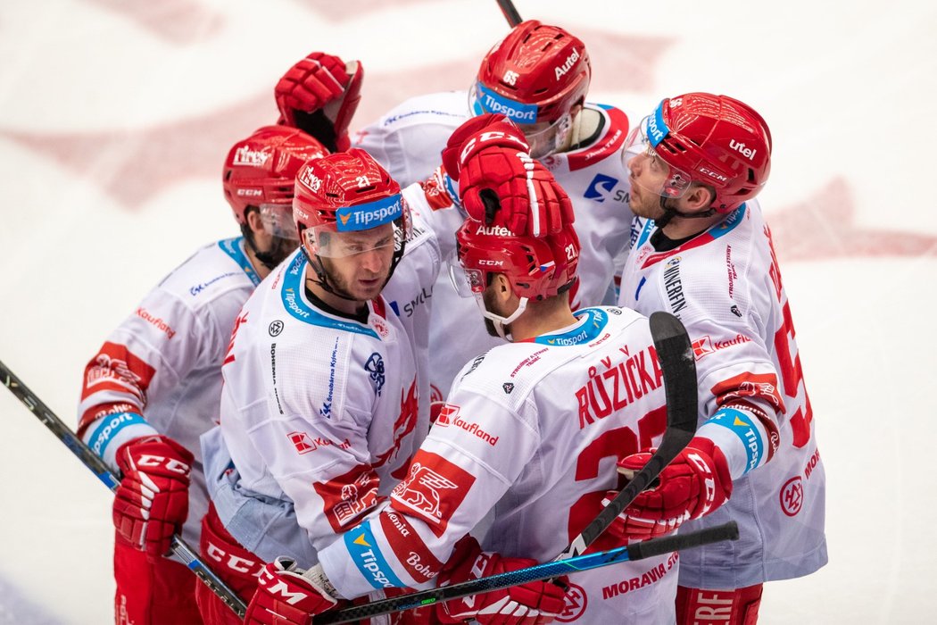 Třinečtí hokejisté se radují z gólu obránce Martina Marinčina (vlevo)