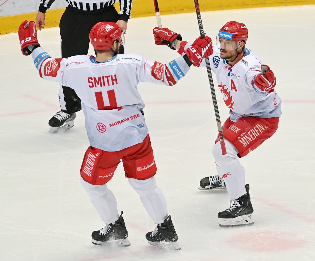 Třinecký mazák Vladimír Dravecký (vpravo) oslavuje gól