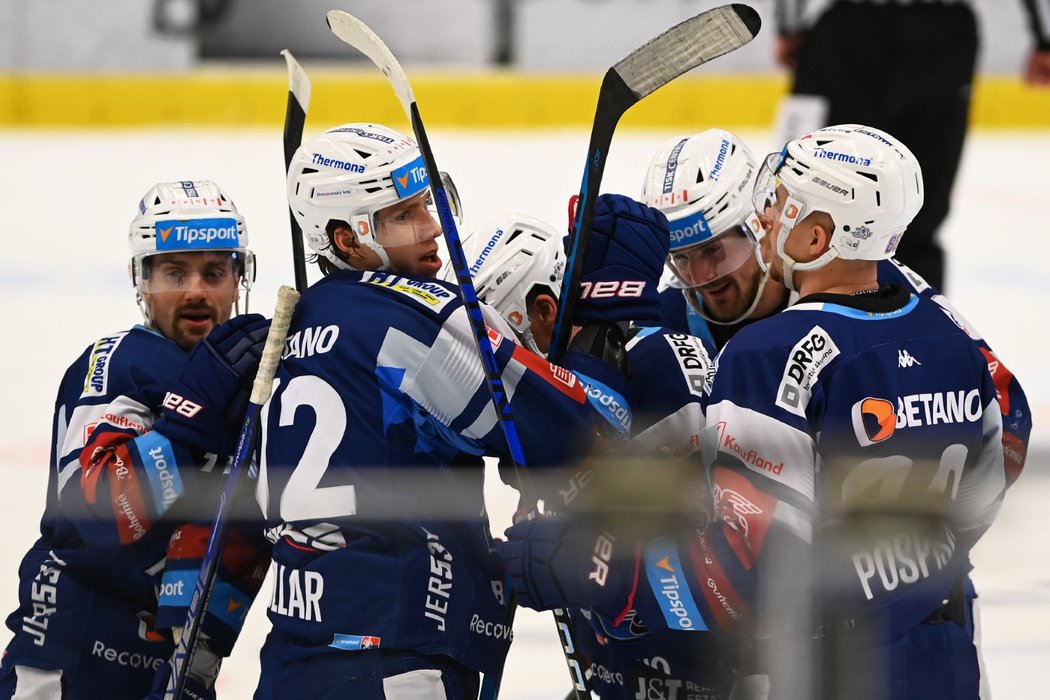 Hokejisté Komety Brno se radují z gólu, na kterém se podílel také útočník Jakub Flek (vlevo)