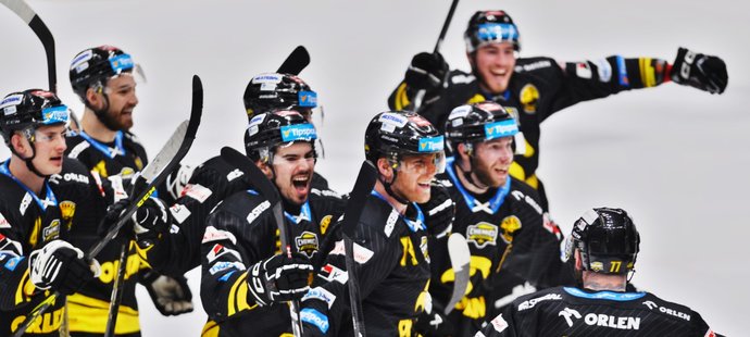 Hokejisté Litvínova oslavují úvodní výhru ve čtvrtfinále s Kometou s hrdinou Ondřejem Kašem (uprostřed)