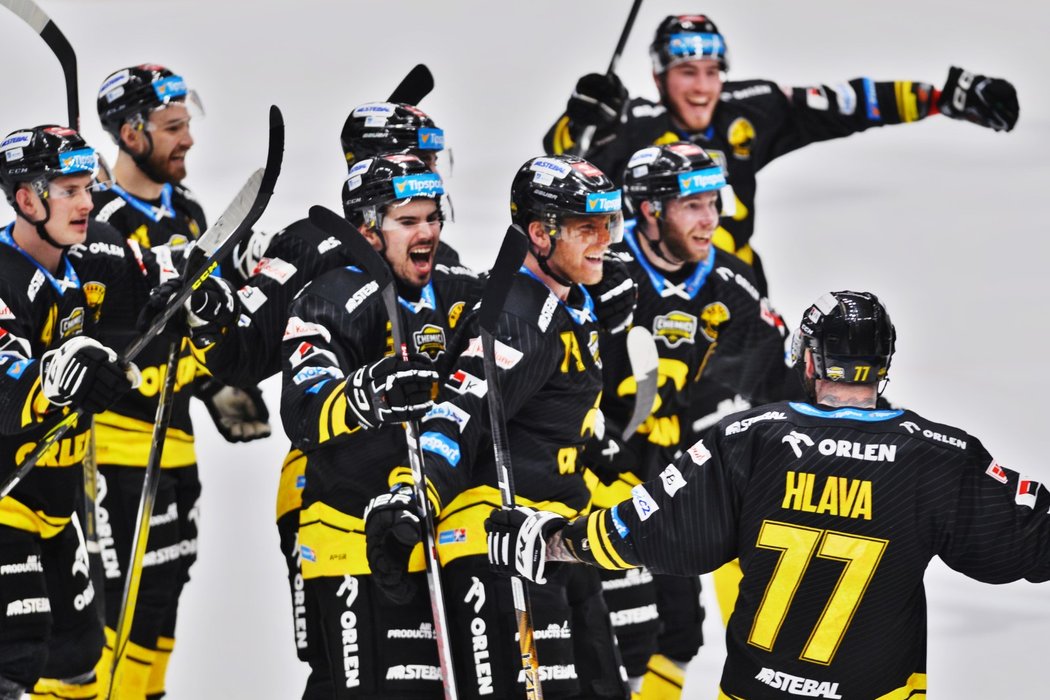 Hokejisté Litvínova oslavují úvodní výhru ve čtvrtfinále s Kometou s hrdinou Ondřejem Kašem (uprostřed)