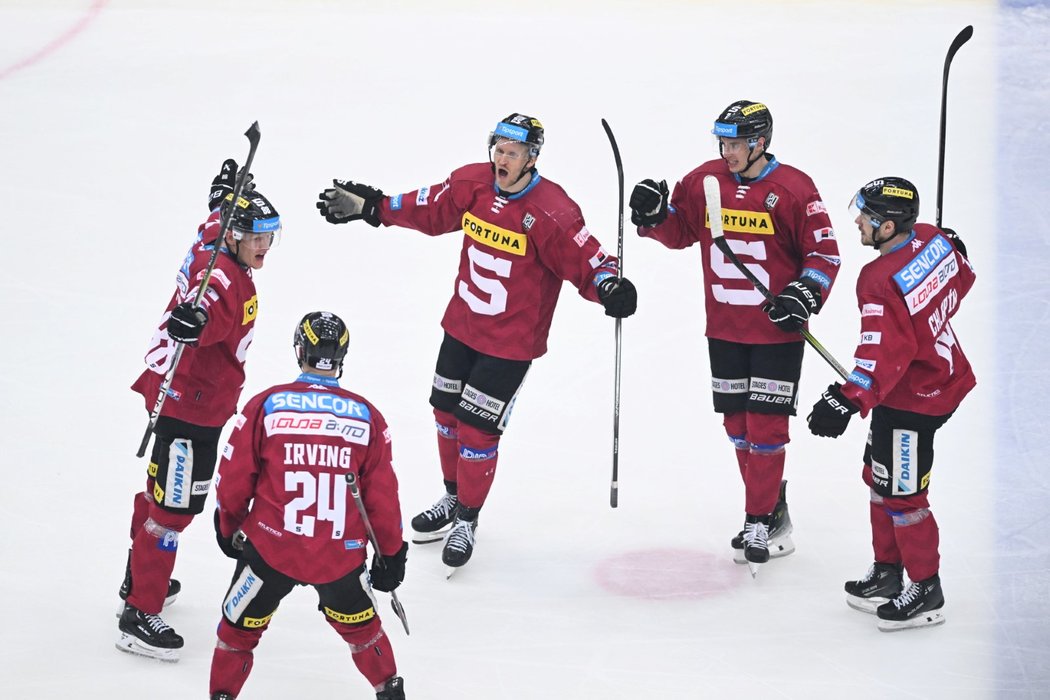Hokejisté Sparty se radují z gólu útočníka Miroslava Formana (vlevo)