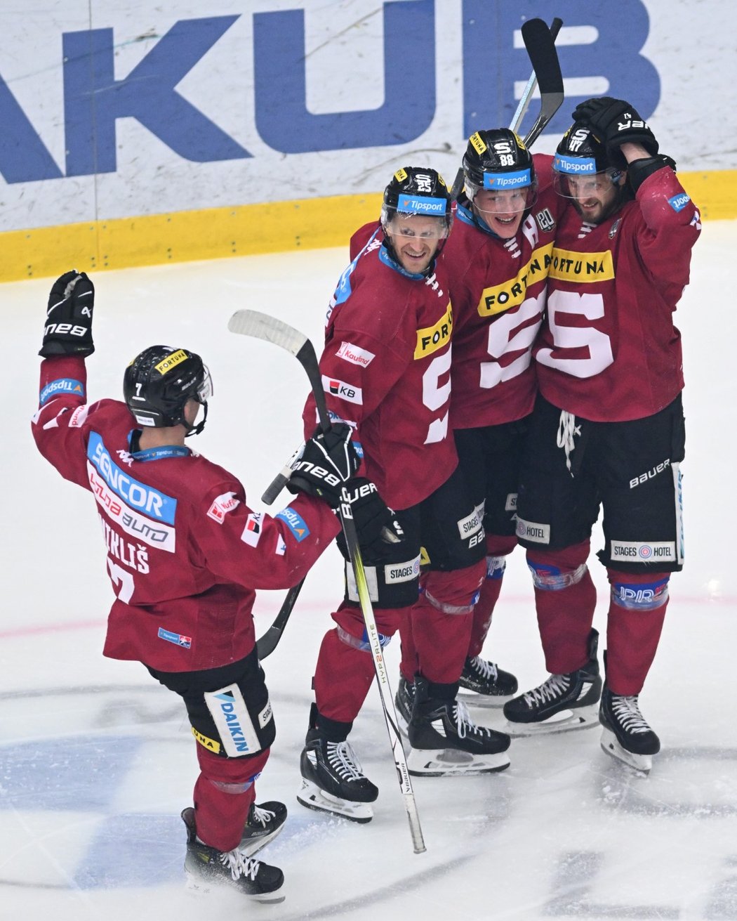 Hokejisté Sparty se radují z gólu ve čtvrtfinále play off